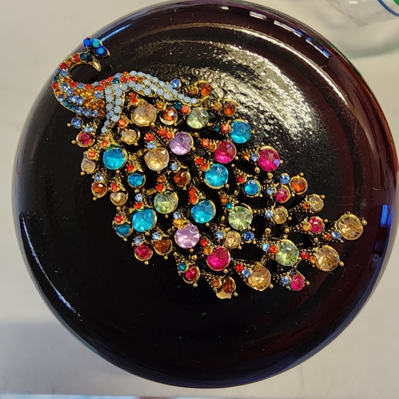 Peacock Brooch with many colors of Rhinestones on a gold-tone metal background - Picture 3 of 5